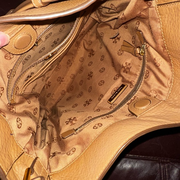 Tory Burch Robinson Expandable Hobo and Wallet - Picture 3 of 16